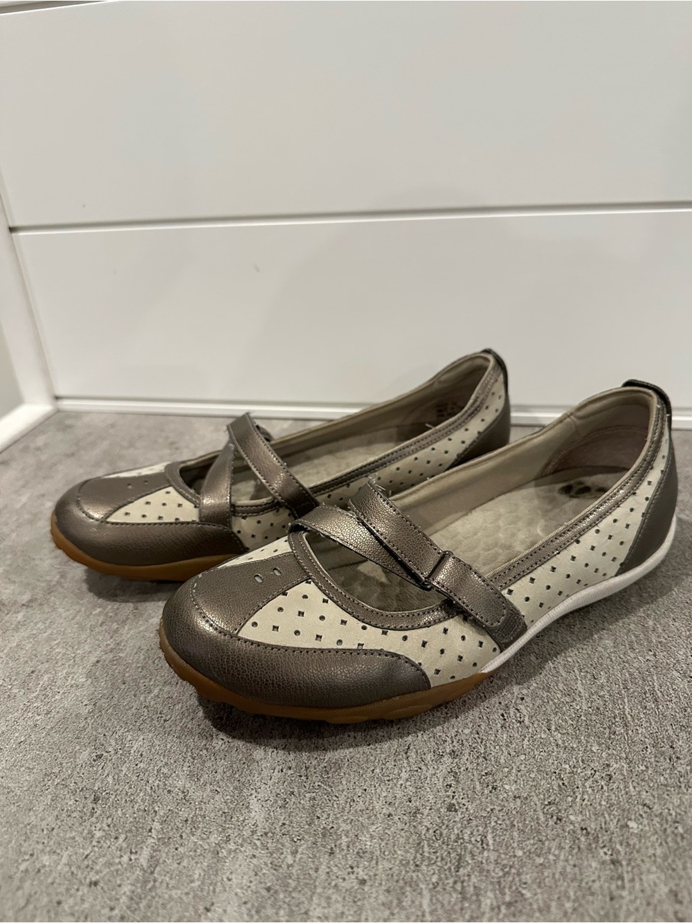 Privo by Clarks Metallic Taupe & Cream Mary Jane Flats Cushioned Insole Size 8